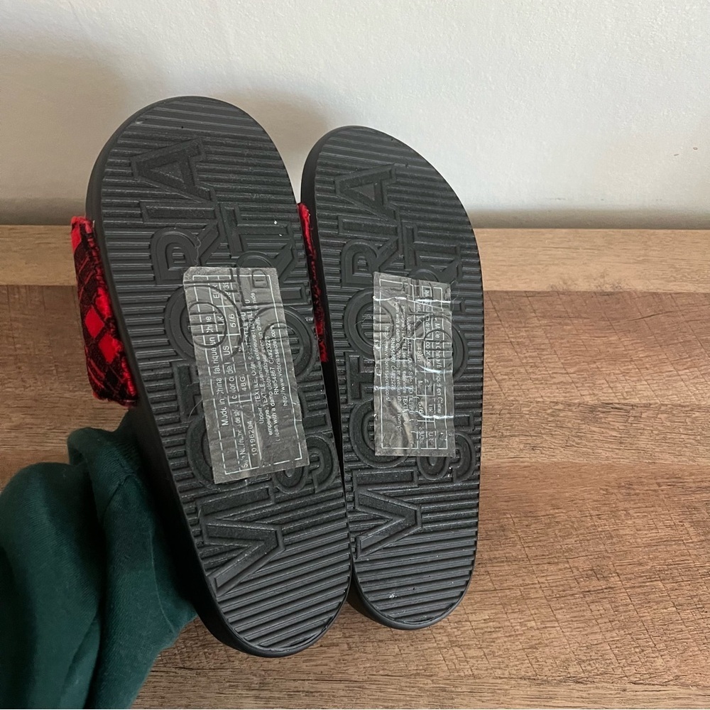 Victoria's Secret Sport Velvet Slide Red Black Plaid Sandals Size Medium - Picture 8 of 9